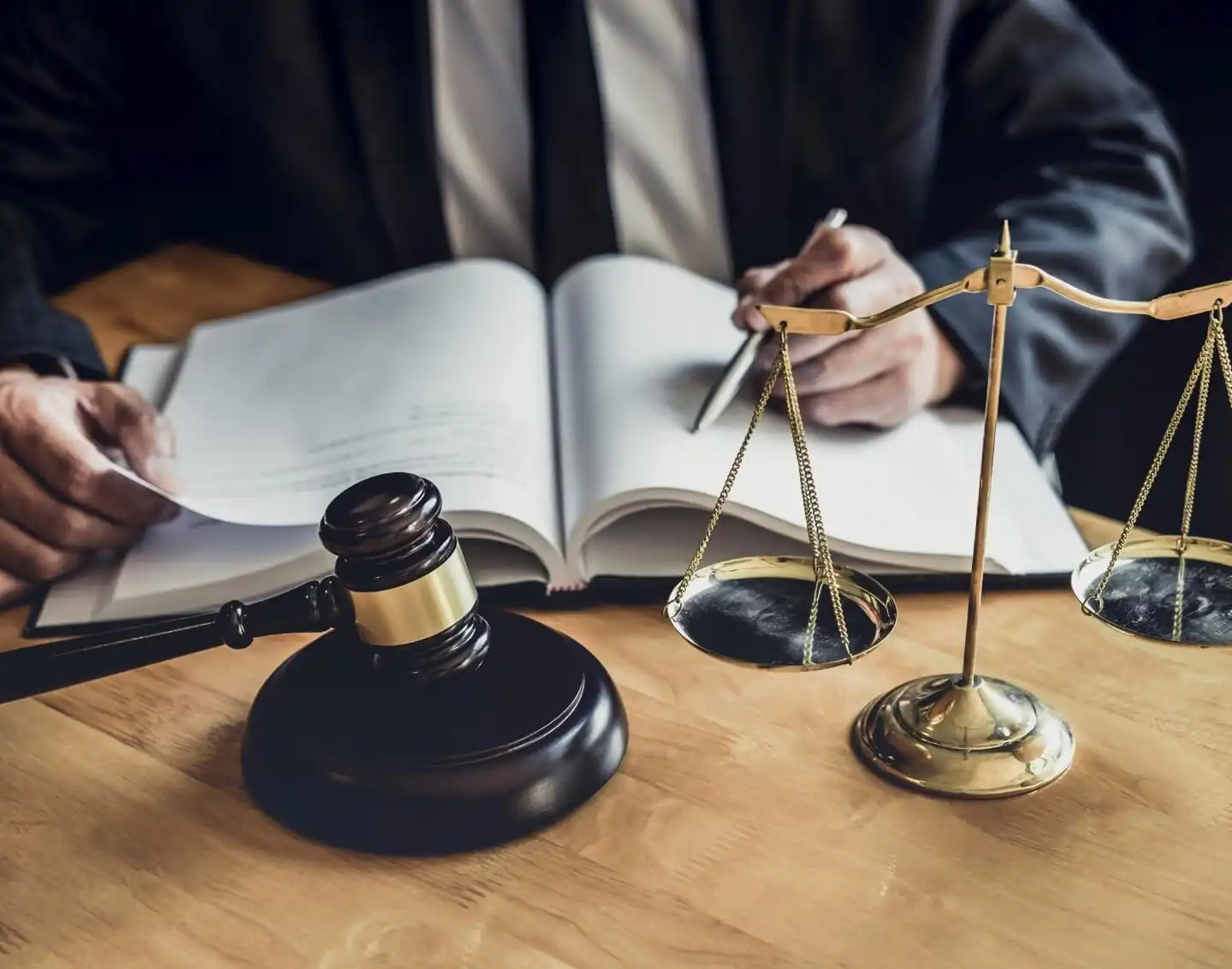 Avocat expert en surendettement examinant un dossier dans son bureau.